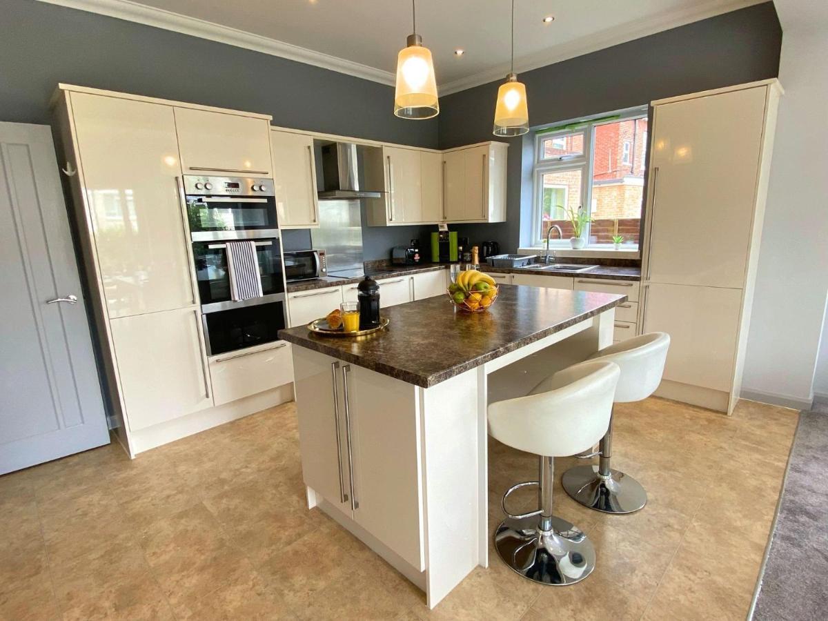 Beautiful Large 4 Bedroom House - 5 Minute Walk To The Best Beach! - Great Location - Garden - Parking - Fast Wifi - Smart Tv - Newly Decorated - Sleeps Up To 10! Close To Bournemouth & Poole & Sandbanks Exterior foto