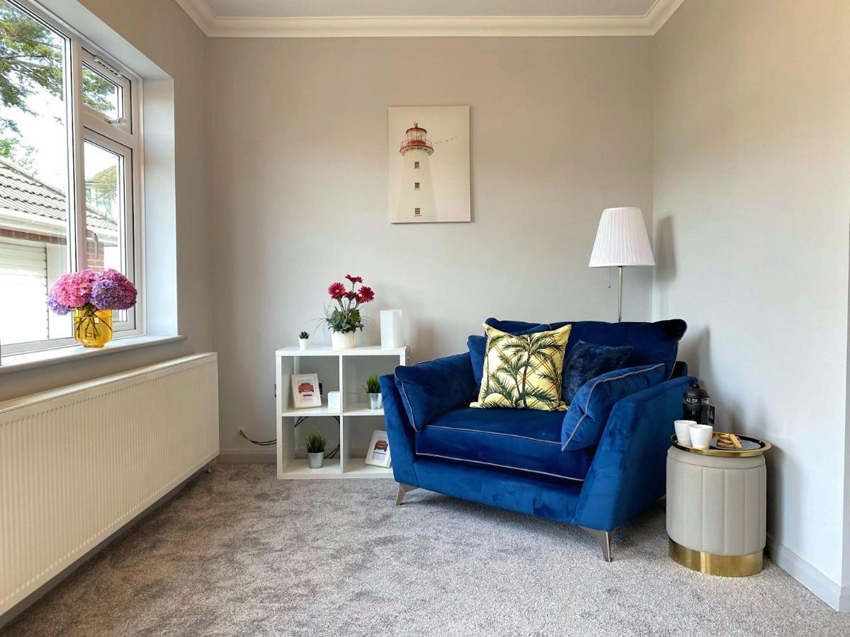 Beautiful Large 4 Bedroom House - 5 Minute Walk To The Best Beach! - Great Location - Garden - Parking - Fast Wifi - Smart Tv - Newly Decorated - Sleeps Up To 10! Close To Bournemouth & Poole & Sandbanks Exterior foto