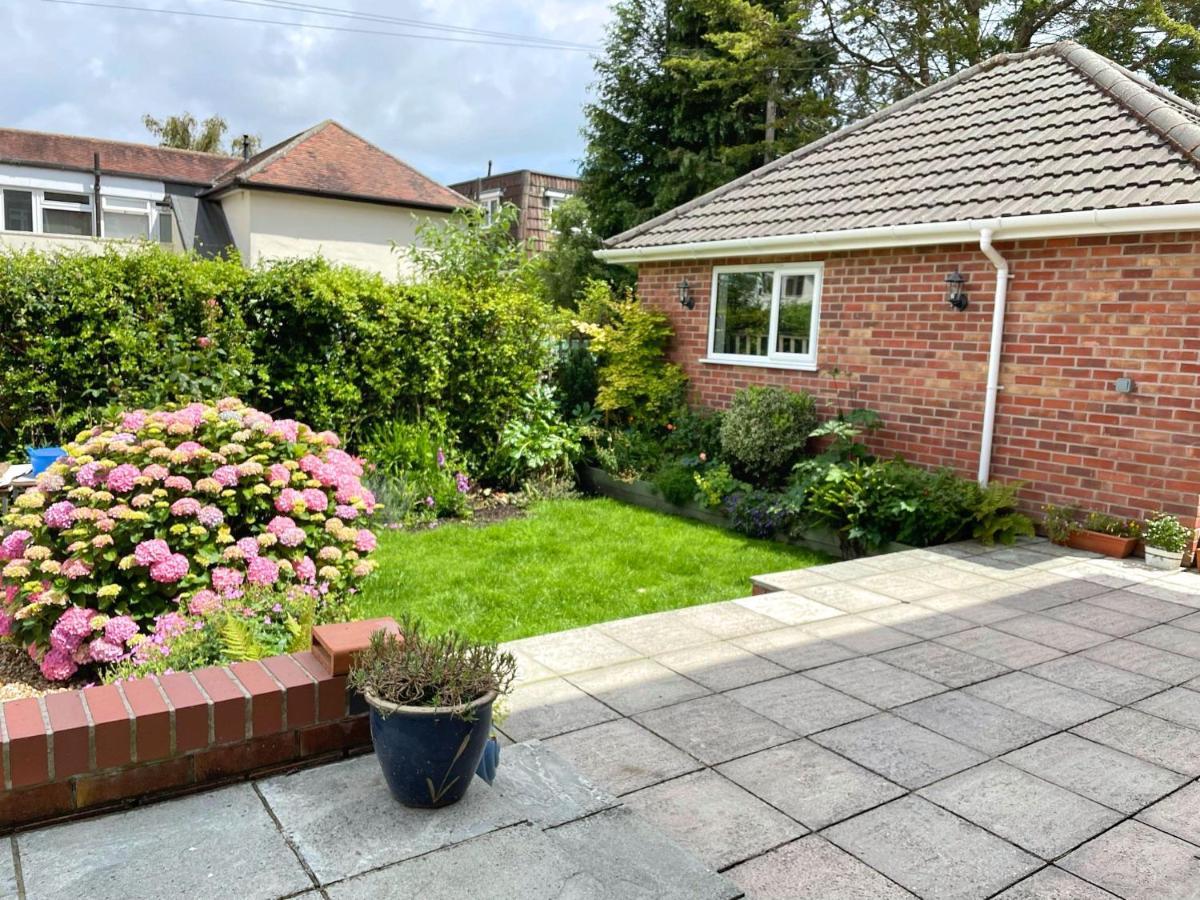 Beautiful Large 4 Bedroom House - 5 Minute Walk To The Best Beach! - Great Location - Garden - Parking - Fast Wifi - Smart Tv - Newly Decorated - Sleeps Up To 10! Close To Bournemouth & Poole & Sandbanks Exterior foto