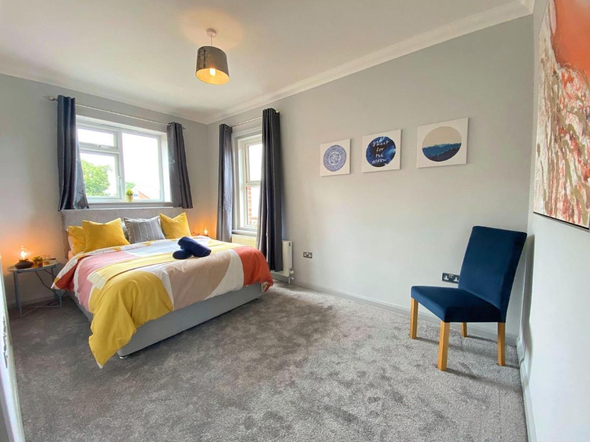 Beautiful Large 4 Bedroom House - 5 Minute Walk To The Best Beach! - Great Location - Garden - Parking - Fast Wifi - Smart Tv - Newly Decorated - Sleeps Up To 10! Close To Bournemouth & Poole & Sandbanks Exterior foto