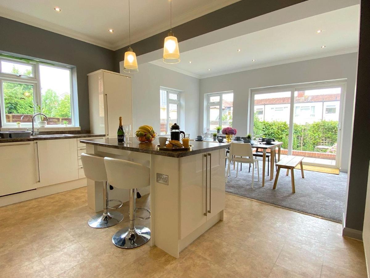 Beautiful Large 4 Bedroom House - 5 Minute Walk To The Best Beach! - Great Location - Garden - Parking - Fast Wifi - Smart Tv - Newly Decorated - Sleeps Up To 10! Close To Bournemouth & Poole & Sandbanks Exterior foto