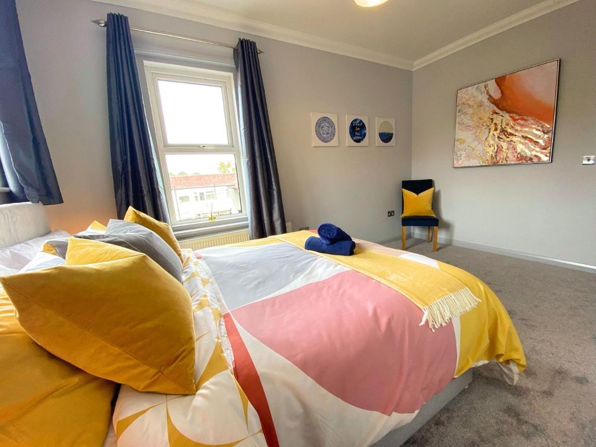 Beautiful Large 4 Bedroom House - 5 Minute Walk To The Best Beach! - Great Location - Garden - Parking - Fast Wifi - Smart Tv - Newly Decorated - Sleeps Up To 10! Close To Bournemouth & Poole & Sandbanks Exterior foto