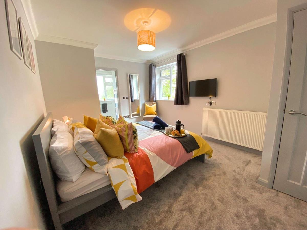 Beautiful Large 4 Bedroom House - 5 Minute Walk To The Best Beach! - Great Location - Garden - Parking - Fast Wifi - Smart Tv - Newly Decorated - Sleeps Up To 10! Close To Bournemouth & Poole & Sandbanks Exterior foto