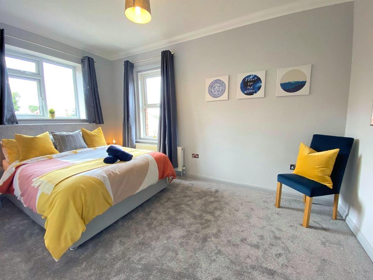 Beautiful Large 4 Bedroom House - 5 Minute Walk To The Best Beach! - Great Location - Garden - Parking - Fast Wifi - Smart Tv - Newly Decorated - Sleeps Up To 10! Close To Bournemouth & Poole & Sandbanks Exterior foto